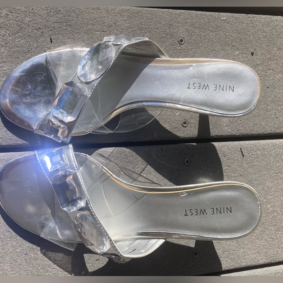 Nine West JEWELED DIVA PUMPS Size 6 1/2 Kitten Heel Silver & Clear 2 1/2” heel - Picture 9 of 9